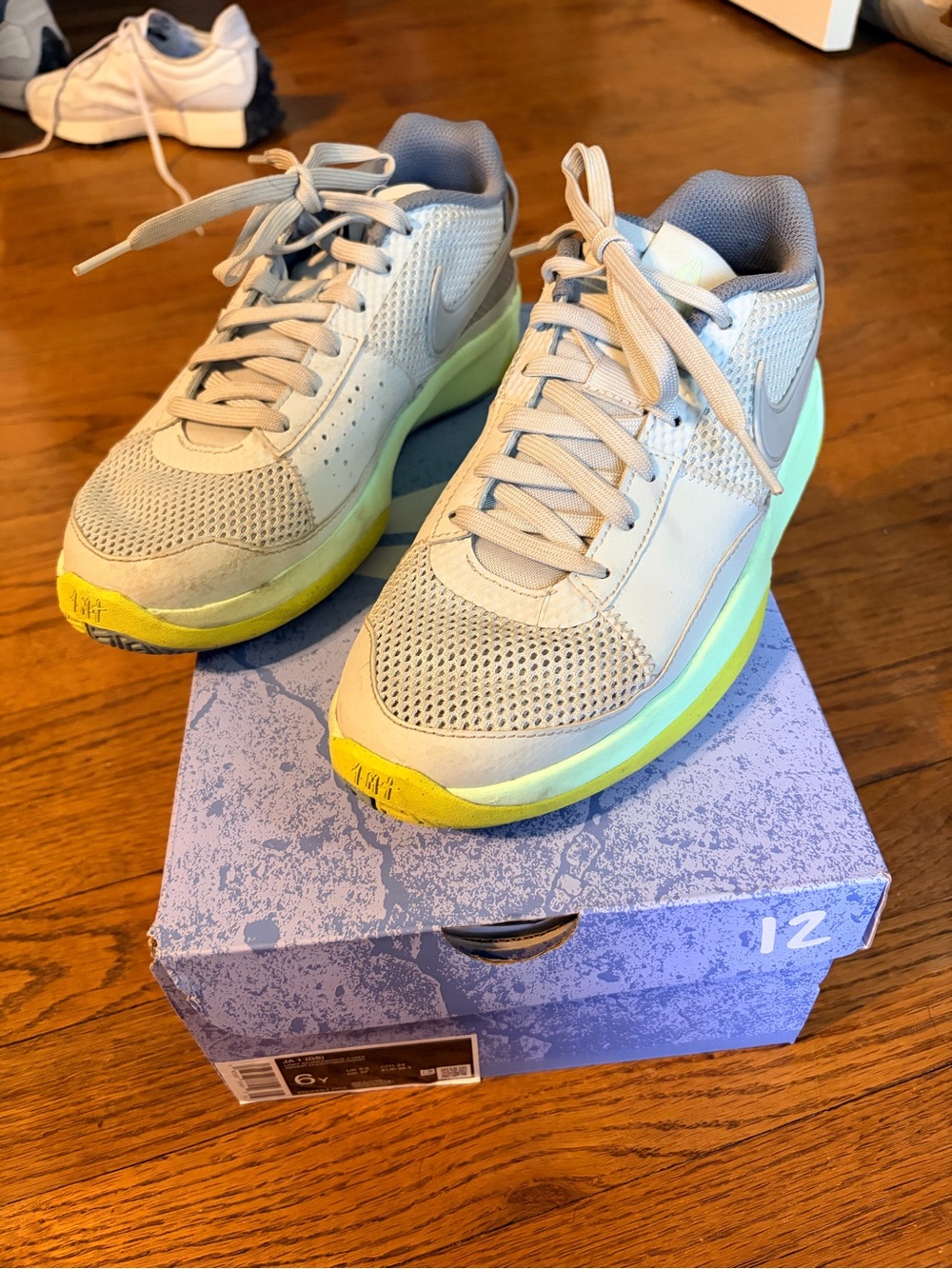 Nike Kids Low-Top Sneakers in Light Gray with Yellow Accents